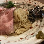 彩哲 - 盛り（1,200円）
      麺は丸い細麺ストレート