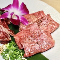 炭火和牛焼肉もうもう亭 広小路店 - 本日の厳選和牛2品 カルビとハラミ