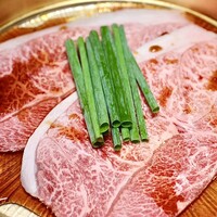炭火和牛焼肉もうもう亭 広小路店 - 炙りすき焼き黄身だれミスジ