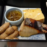 佐原 千与福 - じゅんさい、玉子焼き、鱸の西京味噌漬け、茹で落花生