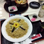 かなや - テーブルは、懐かしいドライブインの雰囲気