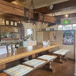 レストランよねくら - 店内はウッディな雰囲気