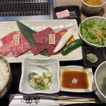 焼肉名匠 山牛 - 山形牛 厳選 日替わり定食(130g)(白飯大盛り ウーロン茶)