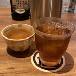 焼肉名匠 山牛 - 左から、コーン茶、ウーロン茶