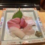 鮮屋伊予 - 中トロ、カンパチ腹と背、ヒラメ、イカなど