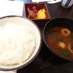 佐原 千与福 - ご飯に赤出汁とお新香