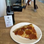 6PEACE PIZZA - 瓶コーラ&ペパロニピザ❗️