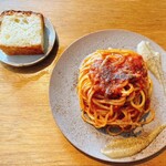 MAISON INCO - フォカッチャとボロネーゼ　焼きナスペースト添え