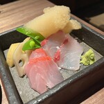 オクユカシ ハナレ - お通し(鯛とヒラサの刺身、スナップエンドウ、レンコン、山芋、泡醤油)