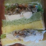 やさいパンのみせ まちのカフェVIVO - 蒸し鶏ときんぴらのサンド 
