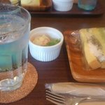 やさいパンのみせ まちのカフェVIVO - サンドイッチ+300円でミニサラダとドリンクがつきます