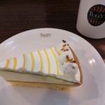 タリーズコーヒー - 生クリームにトッピングされたナッツがレモンタルトに含まれる檸檬のコンポートと、両者が競うようにアピールしてきます。檸檬を連想させる黄色のラインと、グリーンはグリーン檸檬のイメージなのでしょうか？