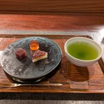 現代茶寮 銀座風月堂 - すももと梅の寒天　大納言鹿の子の水無月　北海道小豆と大葉の水羊羹