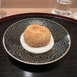 四ッ谷 みね村 - 寒ブリのコロッケ、白子のソース乗せ。