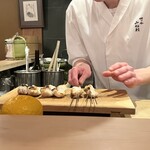 四ッ谷 みね村 - 甘鯛の仕上げをするみや村さん。