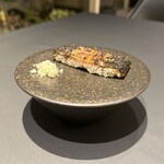 プレゼンテ スギ - 天然鰻　白焼き
      　長門川産天然鰻
      　中骨と肝のソース
      　千葉県産山わさび