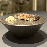 プレゼンテ スギ - 天然鰻　白焼き
      　長門川産天然鰻
      　中骨と肝のソース
      　千葉県産山わさび