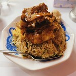 新御茶ノ水 萬龍 - 肉玉炒飯。ボリューム満点。少しだけ出ていますが焼売が2個のっていました。