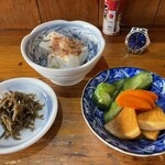 いしがみ - サービスの冷奴、小魚の煮物、お漬物