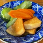 いしがみ - 漬物は、瓜の浅漬け、大根の醤油漬け、にんじん