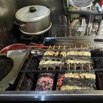 いしがみ - 左上の鍋で蒸し、目の前で焼いてくれます