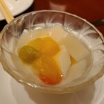 煌蘭 - 杏仁豆腐。デザートは最後に出してくれます。撮影前に少し食べてしまいました