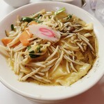 新御茶ノ水 萬龍 - ワンタンもやしラーメン。昔ながらのなるとがいい味出てます。