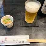 手打そば 一の梅 - お通し(胡瓜と梅水晶)と瓶ビール