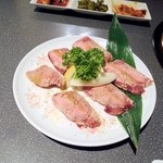 Yakiniku Shimaya - 黒毛和牛特上タン1680円別。