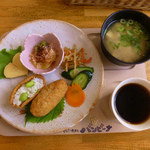 ドレミ♪カフェ・バンビーナ - 和モーニング（おいなりさん）とタンポポコーヒー