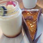 こがさかベイク  - フルーツプリンと友人の頼んだピスタチオ＆アプリコットのケーキ