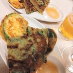 オルレギル - 京や加賀野菜の きゅうりがあるのですが もしかしてそれかな？カリッと焼いてあって生地にしっかり味があり、もちもちです　私はちょっとだけビールといただきました　ごま油と最高に合います　また買いに行きます