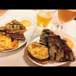 オルレギル - テイクアウト 300円 税込 の ニラ チヂミ　ズッキーニ がきゅうり かわからないのですが 野菜の大きなチヂミも入っていました　1パックで2人分あります