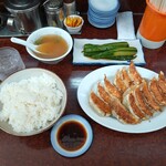 ミスター・ギョーザ - ライス大盛、餃子2人前、きゅうりの丸漬