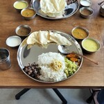 巡るインド - 小皿を外に出してお盆の上で混ぜます