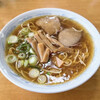 中華そば　まるせい - 鶏のうまみと醤油のコクに、胡椒の風味や鶏油の香りが効いた一杯です。トッピングはチャーシュー、メンマ、ネギとシンプル。