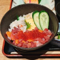 くし路 KITTE丸の内店 - マグロ・サーモン・イクラ・蟹身などなど色々入っていました