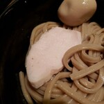 つけ麺 繁田 - 豚チャーシューに隠れていた鶏チャーシュー