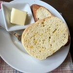 ビストロ アン ファミーユ - とうもろこしパンとバケット