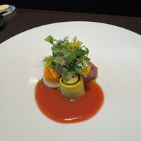 レストラン ラ・フロレゾン・ドゥ・タケウチ - 夏野菜と本鮪のニソワーズ ラ・フロレゾン風
                    愛知県産フルーツトマトのガスパチョソースで