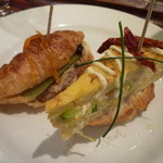 iRATi Taverna Basca - 大迫力の厚みで旨味たっぷりトルティージャ、ツナとママレードのクロワッサンサンド