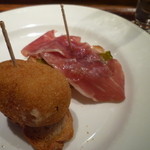 iRATi Taverna Basca - とろ～りクリームの生ハム入りクロケッタ、豪勢に重なるなめらか生ハム