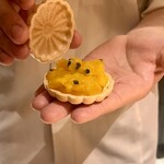 銀座 しのはら - フォアグラ　マンゴー　パッションフルーツの最中　さわやかな酸味とフォアグラって合うんですね！