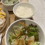 サラダ、ライス、スープ