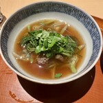 銀座 しのはら - 熊肉　じゅんさい　おかひじき　豆餅大豆胡麻入り　温かいお出汁は甘めで柔らかな脂をまとう熊肉の旨みが広がります