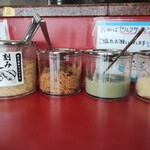家系ラーメン 王道家 本店 - 味変に薬味がいろいろ