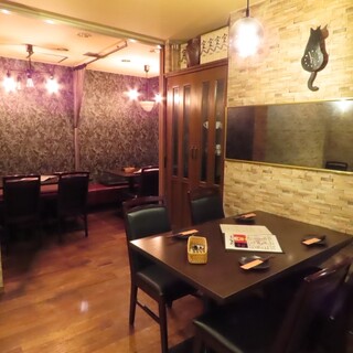 お席の間隔を極力離し、洋楽が流れる落ち着いた雰囲気の店内