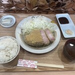 厚切りレアとんかつ やまとん - ロースカツ並　ご飯とキャベツ大盛り(無料) ソースの手前が玉ねぎ塩麹