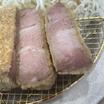 厚切りレアとんかつ やまとん - 素敵なピンク。　衣薄い！