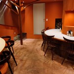世界一暇なラーメン屋 - 1階奥のテーブル8席の様子～!!( ^o^)ﾉ